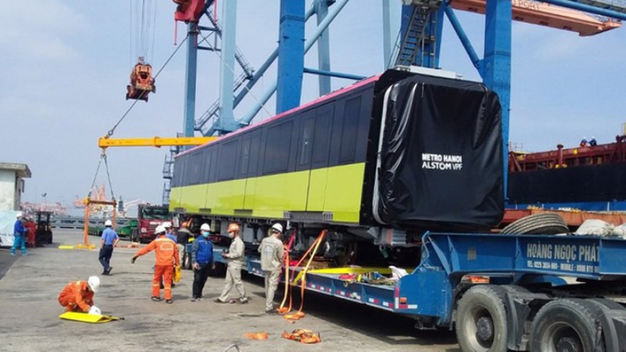 Second train for Hanoi metro line docks in Hai Phong